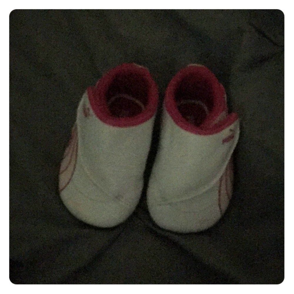 Tennis shoes